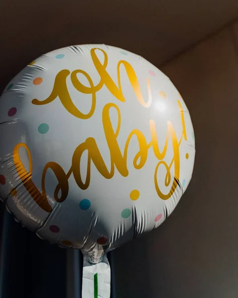 Eine Vertikale Aufnahme Eines Luftballons Mit Der Aufschrift Baby — Stockfoto