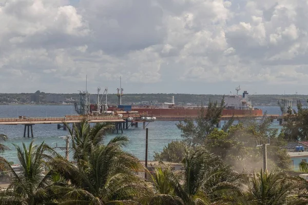 Küba Nın Matanzas Limanına Bir Petrol Tankeri Yükleniyor — Stok fotoğraf