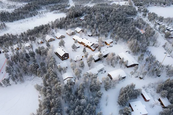 Een Prachtig Uitzicht Besneeuwd Dorp Met Kleine Huisjes Bomen — Stockfoto