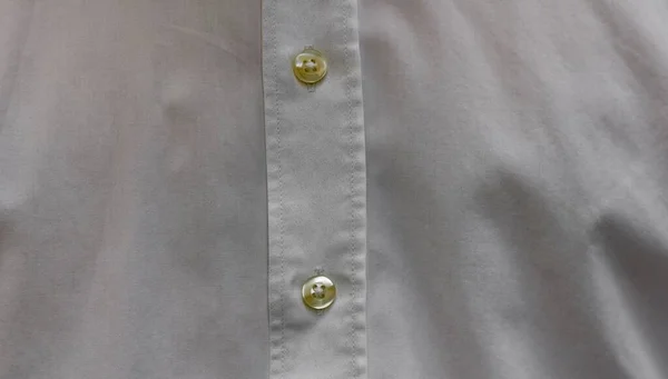 Ένα Κοντινό Πλάνο Ενός Μέρους Από Ένα Λευκό Πουκάμισο Κουμπιά — Φωτογραφία Αρχείου