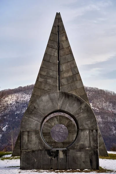 세르비아 른자바바 근처에서 사회주의 포피나 기념비 — 스톡 사진