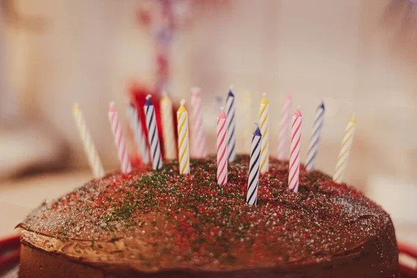 Zbliżenie Ujęcie Urodzinowego Ciasta Czekoladowego Małymi Świeczkami Rozmytym Tle — Zdjęcie stockowe