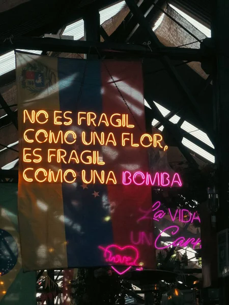 ブエノス アイレスのフードコートで爆弾のサインのような壊れやすい花じゃない — ストック写真
