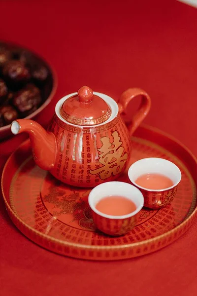 Вертикальний Знімок Чашок Чаю Чайника Червоному Тлі — стокове фото