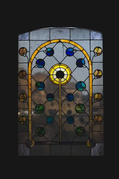 青と緑の色を持つ教会ステンドグラスの垂直閉鎖 暗い背景 — ストック写真