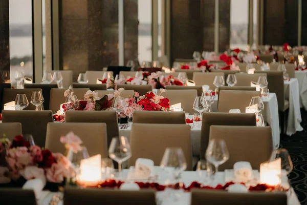 Vacker Bild Middagsbord Med Blomsterdekorationer Och Ljus Bröllopsplats — Stockfoto