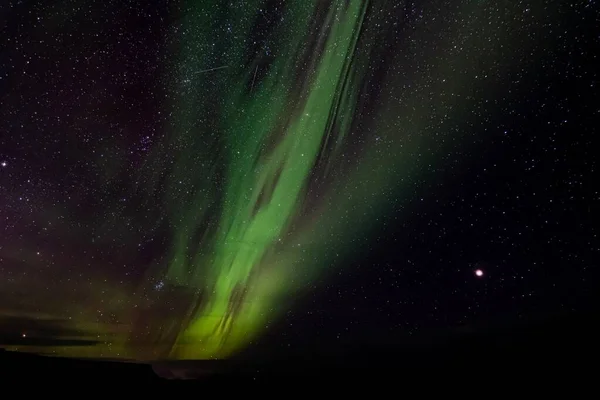 Eine Schöne Aufnahme Von Polarlichtern Vor Einem Dunklen Sternenhimmel — Stockfoto