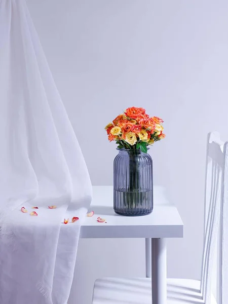Gros Plan Bouquet Roses Coloré Vase Transparent Noir Sur Une — Photo