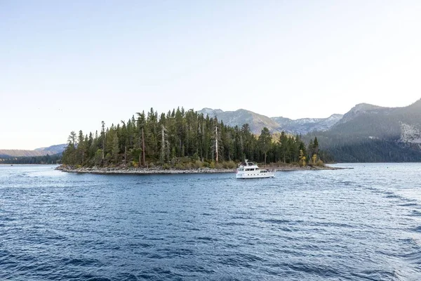 미국의 지대와 초목으로 둘러싸인 호수의 유람선의 — 스톡 사진