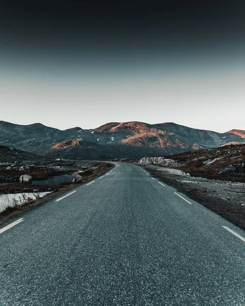 Kuzey Norveç Teki Boş Bir Dağ Yolunun Dikey Görüntüsü — Stok fotoğraf