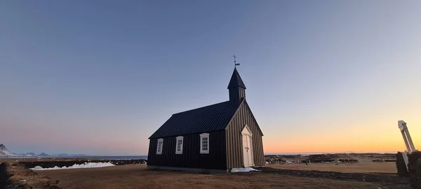 Una Iglesia Negra Budir Islandia Budakirkja Contra Una Puesta Sol — Foto de Stock