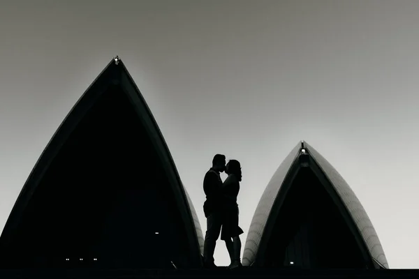 Graustufenaufnahme Einer Silhouette Eines Paares Vor Dem Hintergrund Moderner Gebäude — Stockfoto