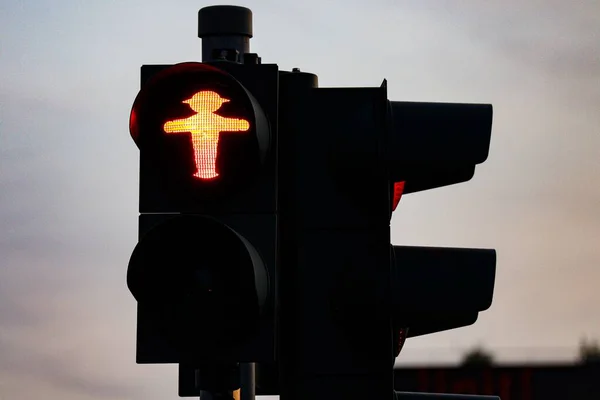 Egy Közlekedési Lámpa Közelsége Felé Berlinben Németországban — Stock Fotó