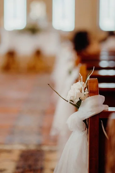 Eine Nahaufnahme Von Stühlen Für Eine Hochzeitszeremonie Dekoriert — Stockfoto