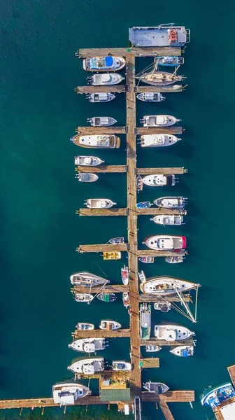 サンフアン島のロシュ港でのドッキングボートの行の垂直空中ビュー — ストック写真