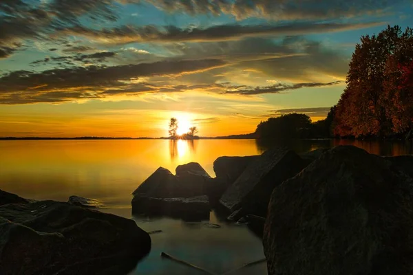 Ein Schöner Sonnenuntergang Der Bucht Mit Einem Dramatischen Bewölkten Himmel — Stockfoto