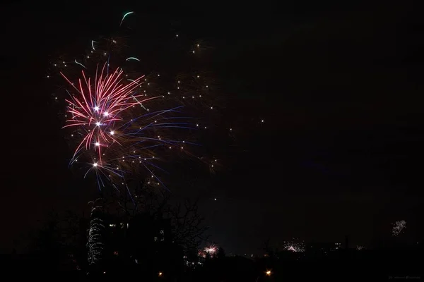 Hdでカラフルな花火の魔法のショーの美しいショット — ストック写真