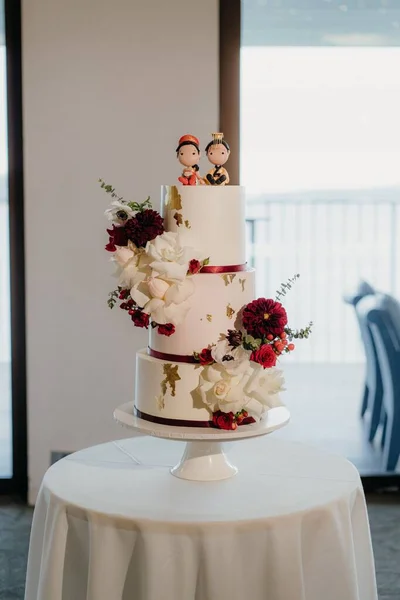 Vertical Shot Beautiful Cake White Table — Stock Photo, Image