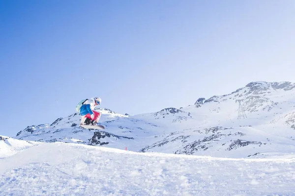Uma Pessoa Snowboard Encosta Montanha Com Céu Azul Fundo — Fotografia de Stock