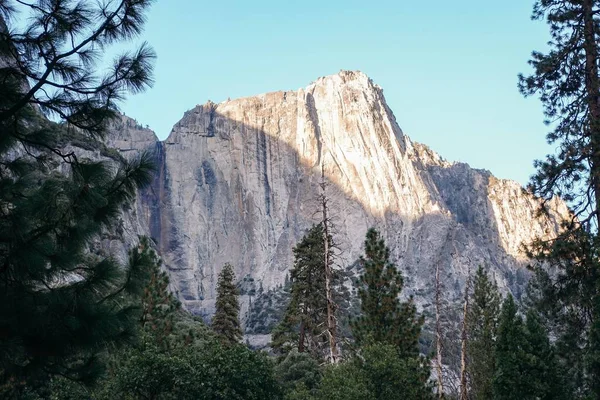 Uma Vista Panorâmica Enormes Montanhas Dia Ensolarado Parque Nacional Yosemite — Fotografia de Stock