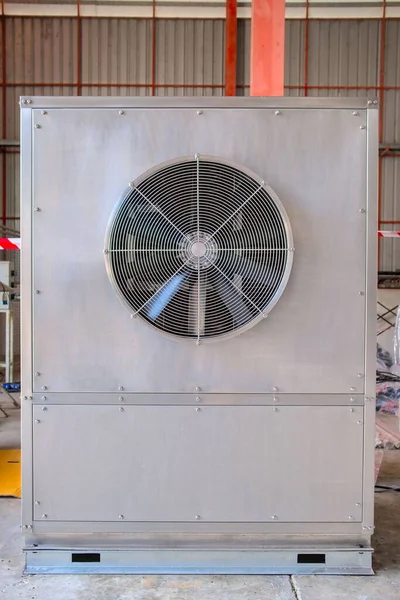 工业冷却风扇上细节的垂直特写镜头 — 图库照片