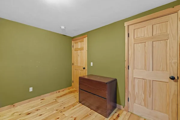 Innenansicht Eines Rustikal Gestalteten Zimmers Mit Grüner Wand — Stockfoto