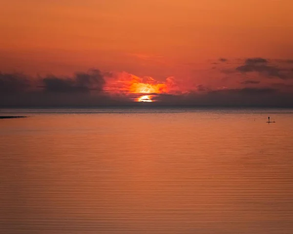 Μια Όμορφη Θέα Στη Θάλασσα Κατά Διάρκεια Του Ηλιοβασιλέματος — Φωτογραφία Αρχείου