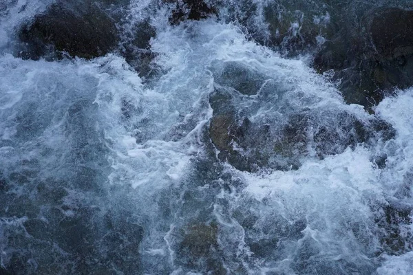 Malowniczy Widok Ciężkiego Strumienia Rzeki Nad Skałami — Zdjęcie stockowe