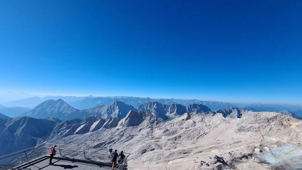 Drone Tiro Pico Zugspitze Monte Sob Céu Azul Áustria — Fotografia de Stock