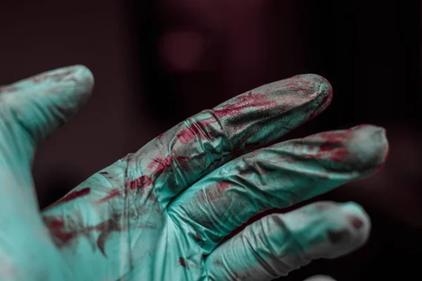 Крупный План Доктора Грязной Перчатке Покрытой Кровью — стоковое фото