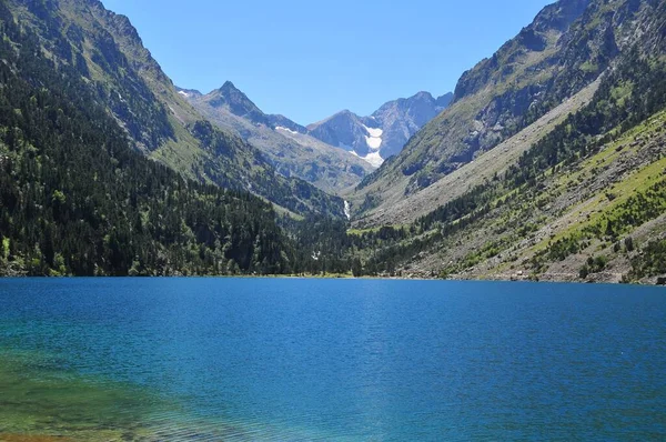 Una Vista Panorámica Lago Rodeado Verdes Montañas Día Soleado — Foto de Stock