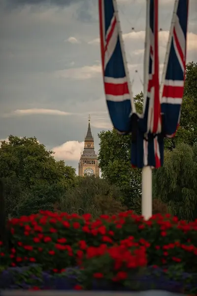 Eine Vertikale Aufnahme Des Parks Mit Der Flagge Großbritanniens Und — Stockfoto