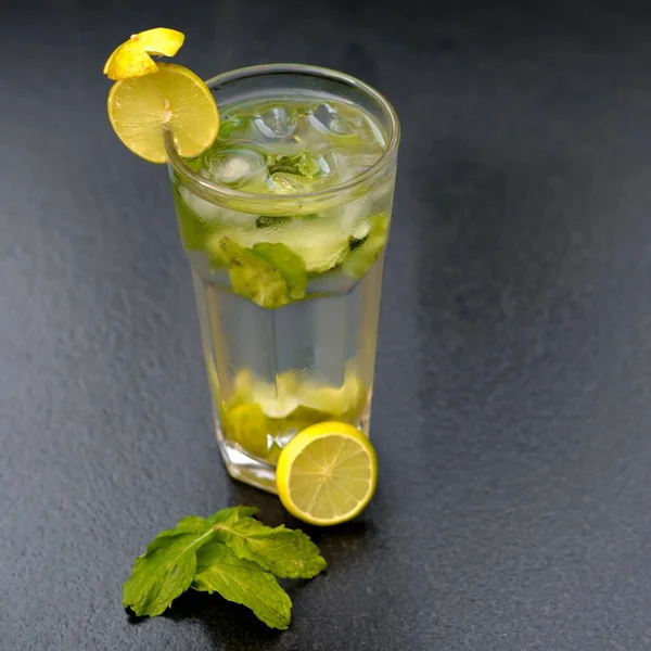 Nahaufnahme Eines Glases Eislimonade Mit Zitrone Und Minze — Stockfoto
