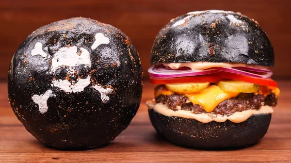 Closeup Shot Black Burger Made Crusty Bun Isolated Background — Stock Photo, Image