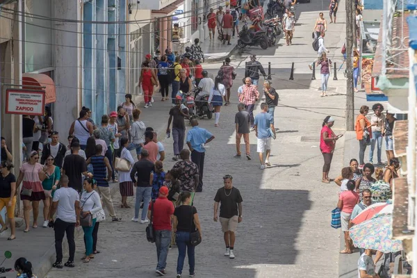 Vysokoúhlý Záběr Lidí Procházejících Prostřední Ulicí Matanzas Kubě — Stock fotografie