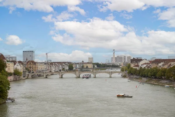 Ren Nehri Sviçre Deki Basel Şehrinden Geçerken Manzaralı Bir Manzara — Stok fotoğraf