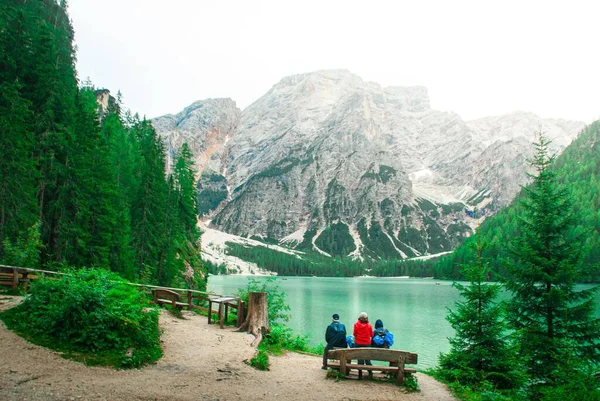 Group People Shore Enjoying View Lake Braies Seekofel South Tyrol — Stock Photo, Image