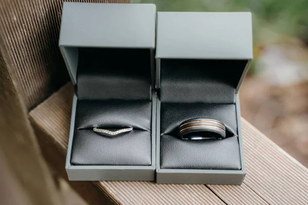 一对灰色盒子的特写镜头 上面有新娘和新郎订婚戒指 — 图库照片