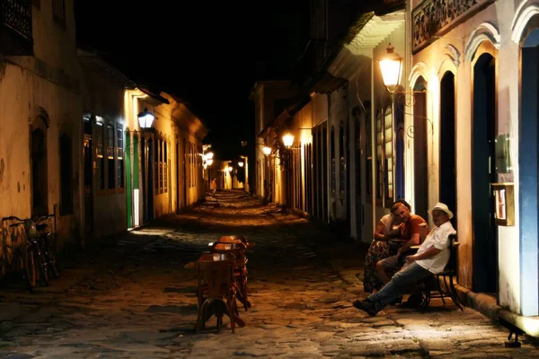 Uma Bela Foto Pessoas Sentadas Uma Rua Iluminada Paraty Brasil — Fotografia de Stock