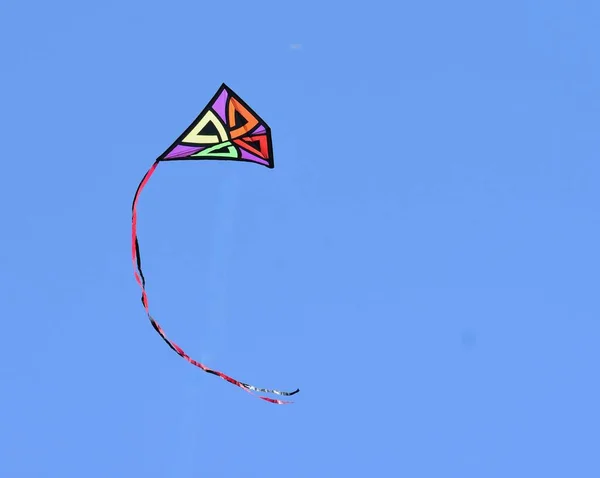 青い空を飛ぶカラフルな凧をコピースペースで — ストック写真
