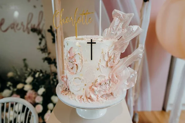 一张桌子上的结婚蛋糕的特写 — 图库照片