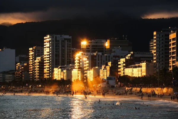 Una Folla Persone Che Gode Maestoso Tramonto Sulla Spiaggia Ipanema — Foto Stock
