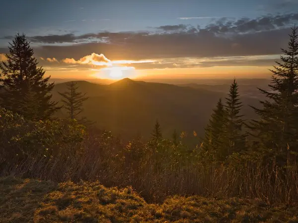Прекрасный Пейзаж Яркого Восхода Солнца Горами Облачном Небе — стоковое фото