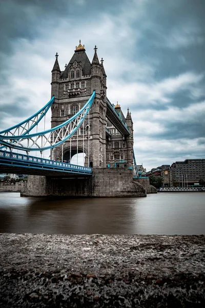 英国伦敦塔桥的垂直截图 在多云的天空背景下 — 图库照片