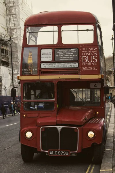 Zbliżenie Autobusu Londyńskiego Ulicach — Zdjęcie stockowe