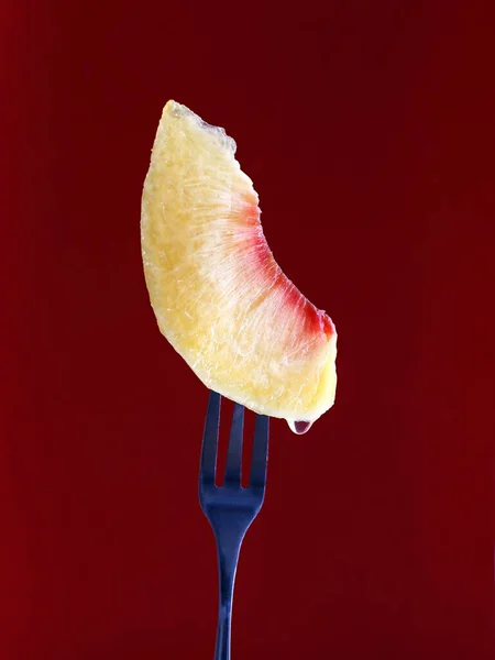Closeup Peach Slice Fork Maroon Background — Stock Photo, Image