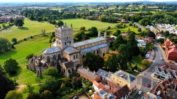 Una Hermosa Vista Aérea Abadía Tewkesbury Inglaterra Rodeada Frondosos Árboles —  Fotos de Stock