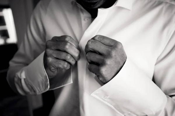 Сірий Каскад Красивого Нареченого Одягається Весільну Церемонію — стокове фото