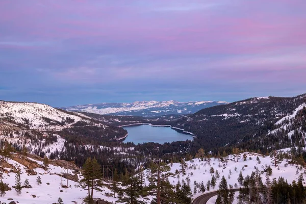 Ett Landskap Lake Tahoe Omgiven Snöig Fält Solnedgången Usa — Stockfoto