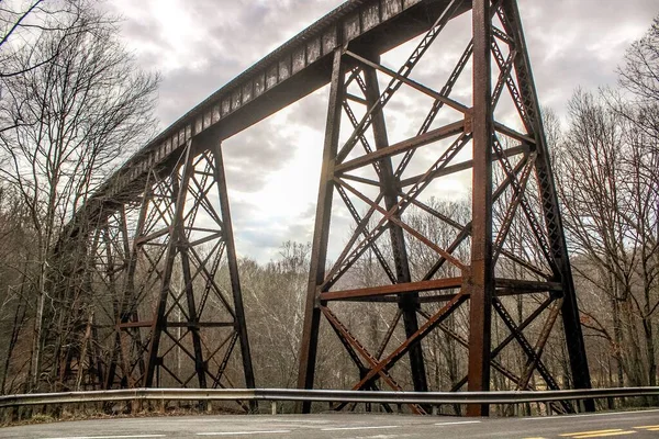 Uma Visão Baixo Ângulo Uma Ponte Trem Enferrujada Através Das — Fotografia de Stock